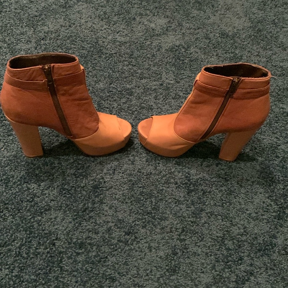 Steve Madden Open Toe 5”Leather Upper/Sole. Light&Dark Cognac in color. Size 9.5